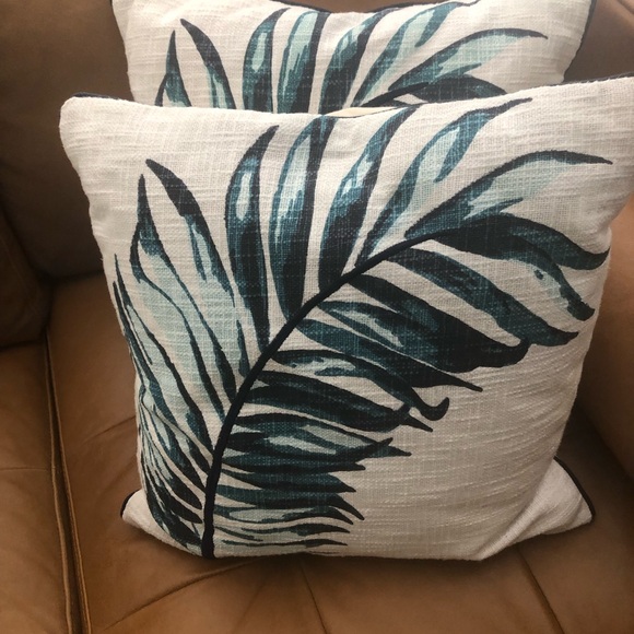 EUC Allen & Roth 100% Cotton 18”’x 18” Palm Leaf Decorative Pillows - Set of 2 - Picture 2 of 6